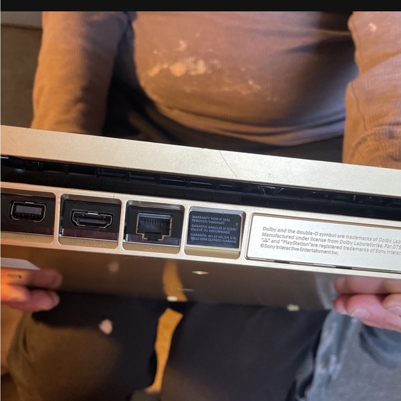 Gold ps4 with 2 controllers - Picture 2 of 2